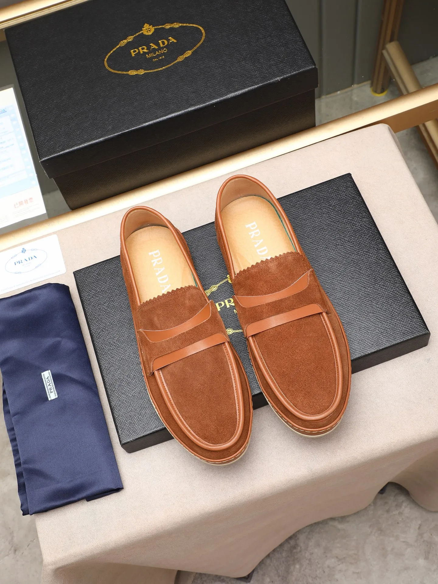 Men's men's shoes 💰P420 🆕🔥New update🔥👟PRADA (Prada) new products are released, imported soft cowhide, fashionable to allow air to penetrate the entire shoe, and the awesome shoes [strong] bring an extremely comfortable and breathable feeling! Beautiful inside and out! Exquisite workmanship, top-grade cowhide material, 😌Number: 38~44 (45 customized) 4 colors of black, blue, gray to choose from.